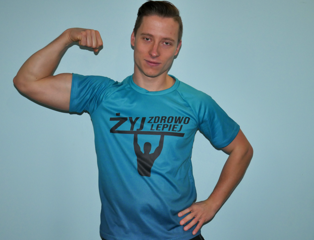 Trener Personalny Dawid Mroziński w Koszulce żyj zdrowo, żyj lepiej